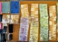 Κάποια από τα αντικείμενα που κατασχέθηκαν κατά την έρευνα (φωτ.: Υπουργείο Προστασίας του Πολίτη/Γρ. Ενημέρωσης και Επικοινωνίας/ EUROKINISSI)