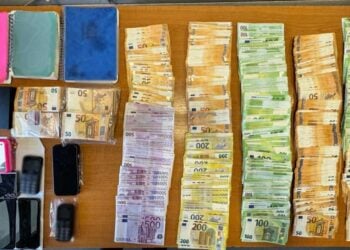 Κάποια από τα αντικείμενα που κατασχέθηκαν κατά την έρευνα (φωτ.: Υπουργείο Προστασίας του Πολίτη/Γρ. Ενημέρωσης και Επικοινωνίας/ EUROKINISSI)