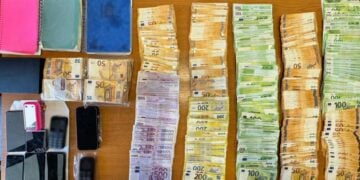 Κάποια από τα αντικείμενα που κατασχέθηκαν κατά την έρευνα (φωτ.: Υπουργείο Προστασίας του Πολίτη/Γρ. Ενημέρωσης και Επικοινωνίας/ EUROKINISSI)