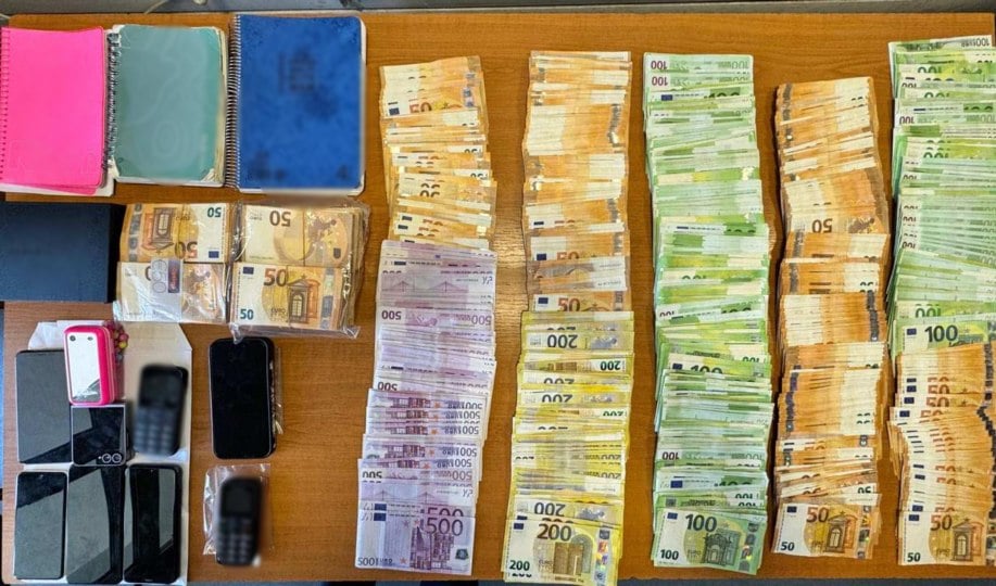 Κάποια από τα αντικείμενα που κατασχέθηκαν κατά την έρευνα (φωτ.: Υπουργείο Προστασίας του Πολίτη/Γρ. Ενημέρωσης και Επικοινωνίας/ EUROKINISSI)