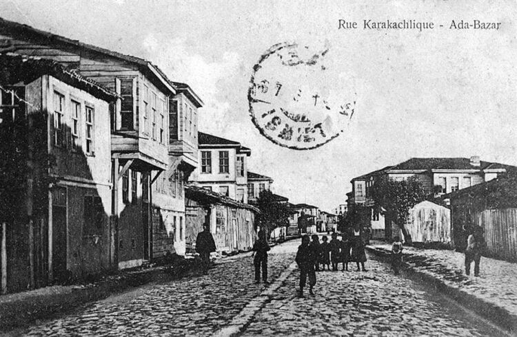 Άποψη από κεντρικό δρόμο στο Αντάπαζαρ των αρχών του 20ού αιώνα (πηγή: Virtual Genocide Memorial)