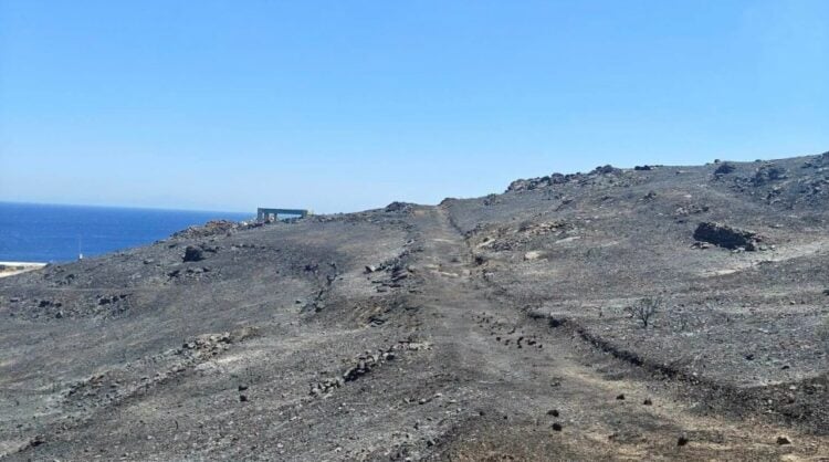 Εικόνα από τη Σύρο όπου τέθηκε υπό έλεγχο η φωτιά (πηγή: CycladesLive - Ειδήσεις από τις Κυκλάδες)