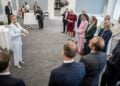 Η πρωθυπουργός της Δανίας Μέτε Φρέντερικσεν (αριστερά) μιλά κατά τη διάρκεια της συνάντησης των νέων υπουργών της κυβέρνησης στο γραφείο της, πριν κατευθυνθούν στο Κάστρο Αμάλιενμποργκ στην Κοπεγχάγη (φωτ.:  EPA/MADS CLAUS RASMUSSEN)