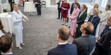 Η πρωθυπουργός της Δανίας Μέτε Φρέντερικσεν (αριστερά) μιλά κατά τη διάρκεια της συνάντησης των νέων υπουργών της κυβέρνησης στο γραφείο της, πριν κατευθυνθούν στο Κάστρο Αμάλιενμποργκ στην Κοπεγχάγη (φωτ.:  EPA/MADS CLAUS RASMUSSEN)