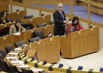 Ο Δημήτρης Αβραμόπουλος, όταν ήταν Επίτροπος Μετανάστευσης, Εσωτερικών Υποθέσεων και Ιθαγένειας στην ΕΕ, τον Νοέμβριο 2019 (φωτ.: EPA/OLIVIER HOSLET)