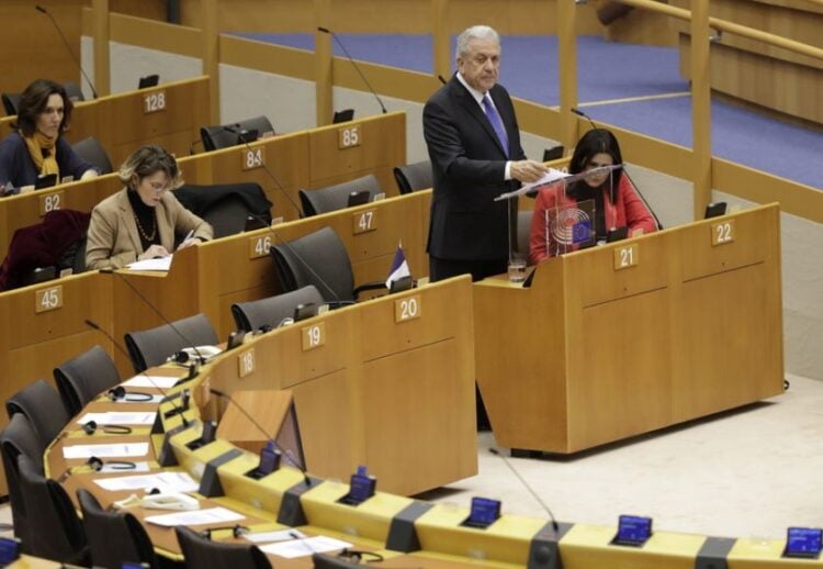 Ο Δημήτρης Αβραμόπουλος, όταν ήταν Επίτροπος Μετανάστευσης, Εσωτερικών Υποθέσεων και Ιθαγένειας στην ΕΕ, τον Νοέμβριο 2019 (φωτ.: EPA/OLIVIER HOSLET)