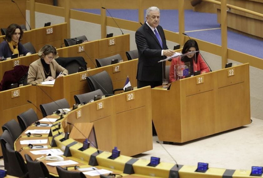 Ο Δημήτρης Αβραμόπουλος, όταν ήταν Επίτροπος Μετανάστευσης, Εσωτερικών Υποθέσεων και Ιθαγένειας στην ΕΕ, τον Νοέμβριο 2019 (φωτ.: EPA/OLIVIER HOSLET)