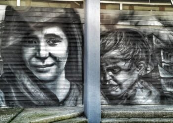 Γκράφιτι με θέμα τη σφαγή στο Δίστομο, σε τοίχο στην Αθήνα (φωτ.: EUROKINISSI/Γιώργος Κονταρίνης)