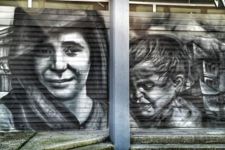 Γκράφιτι με θέμα τη σφαγή στο Δίστομο, σε τοίχο στην Αθήνα (φωτ.: EUROKINISSI/Γιώργος Κονταρίνης)