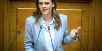 Η Έφη Αχτσιόγλου στη Βουλή (φωτ.: αρχείου: Γιώργος Κονταρίνης/EUROKINISSI)