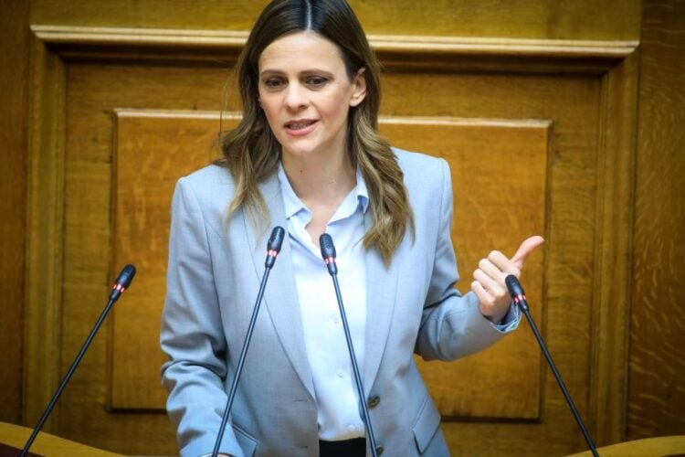 Η Έφη Αχτσιόγλου στη Βουλή (φωτ.: αρχείου: Γιώργος Κονταρίνης/EUROKINISSI)