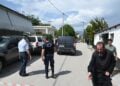 Εικόνα από τον δρόμο μπροστά στο σπίτι όπου βρέθηκαν νεκροί μητέρα και γιος στην Αιγιάλεια (φωτ.: Ανδρέας Αλεξόπουλος / EUROKINISSI)