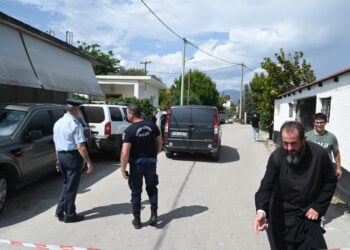 Εικόνα από τον δρόμο μπροστά στο σπίτι όπου βρέθηκαν νεκροί μητέρα και γιος στην Αιγιάλεια (φωτ.: Ανδρέας Αλεξόπουλος / EUROKINISSI)