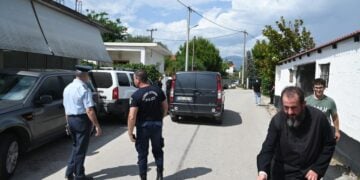 Εικόνα από τον δρόμο μπροστά στο σπίτι όπου βρέθηκαν νεκροί μητέρα και γιος στην Αιγιάλεια (φωτ.: Ανδρέας Αλεξόπουλος / EUROKINISSI)