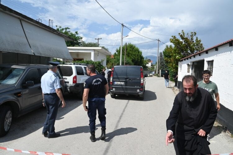 Εικόνα από τον δρόμο μπροστά στο σπίτι όπου βρέθηκαν νεκροί μητέρα και γιος στην Αιγιάλεια (φωτ.: Ανδρέας Αλεξόπουλος / EUROKINISSI)