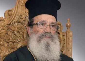 O Πρωτοπρεσβύτερος του προσκυνήματος των Παμμεγίστων Ταξιαρχών στο Μανταμάδο, στη Λέσβο, Ευστράτιος Δήσσος (φωτ.: ΑΠΕ-ΜΠΕ/Στρατής Μπαλάσκας)