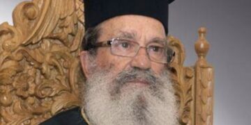 O Πρωτοπρεσβύτερος του προσκυνήματος των Παμμεγίστων Ταξιαρχών στο Μανταμάδο, στη Λέσβο, Ευστράτιος Δήσσος (φωτ.: ΑΠΕ-ΜΠΕ/Στρατής Μπαλάσκας)