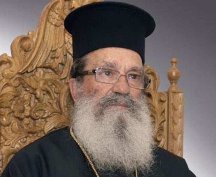 O Πρωτοπρεσβύτερος του προσκυνήματος των Παμμεγίστων Ταξιαρχών στο Μανταμάδο, στη Λέσβο, Ευστράτιος Δήσσος (φωτ.: ΑΠΕ-ΜΠΕ/Στρατής Μπαλάσκας)
