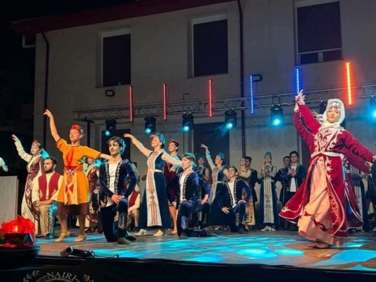 (Πηγή: facebook.com/arammanougian?locale=el_GR)