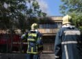Άποψη του εργοστασίου που καίγεται από το μεσημέρι, σε περιοχή του δήμου Αιγάλεω (φωτ.: Σωτήρης Δημητρόπουλος / EUROKINISSI)