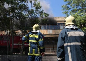 Άποψη του εργοστασίου που καίγεται από το μεσημέρι, σε περιοχή του δήμου Αιγάλεω   (φωτ.: Σωτήρης Δημητρόπουλος / EUROKINISSI)
