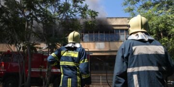 Άποψη του εργοστασίου που καίγεται από το μεσημέρι, σε περιοχή του δήμου Αιγάλεω (φωτ.: Σωτήρης Δημητρόπουλος / EUROKINISSI)