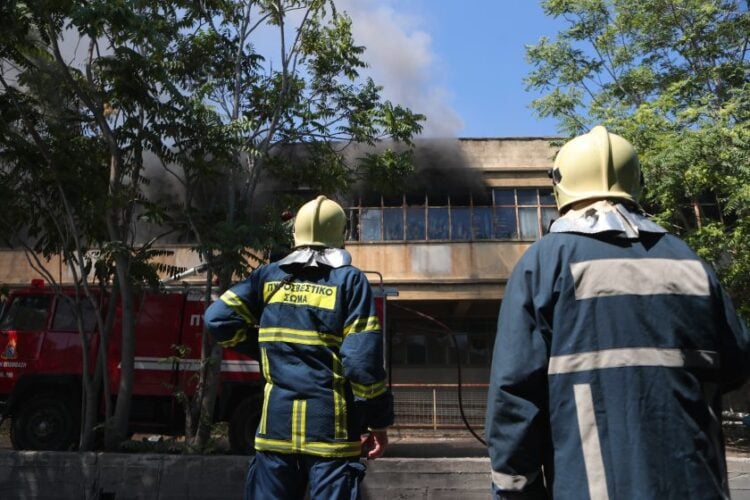 Άποψη του εργοστασίου που καίγεται από το μεσημέρι, σε περιοχή του δήμου Αιγάλεω (φωτ.: Σωτήρης Δημητρόπουλος / EUROKINISSI)