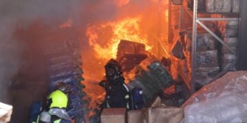 Εικόνα από τη φωτιά στον αποθηκευτικό χώρο ξυλείας στο Ηράκλειο της Κρήτης (φωτ.: EUROKINISSI/Στέφανος Ραπάνης)