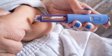 Γυναίκα κάνει ένεση με φάρμακο της κατηγορίας GLP-1