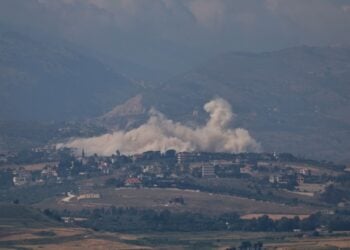 Καπνός υψώνεται μετά από ισραηλινό πλήγμα στον νότιο Λίβανο, τη Δευτέρα 1 Ιουνίου 2026, όπως φαίνεται από την ισραηλινή πλευρά των συνόρων στην Άνω Γαλιλαία, στο βόρειο Ισραήλ (φωτ.:  EPA/ATEF SAFADI)