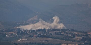 Καπνός υψώνεται μετά από ισραηλινό πλήγμα στον νότιο Λίβανο, τη Δευτέρα 1 Ιουνίου 2026, όπως φαίνεται από την ισραηλινή πλευρά των συνόρων στην Άνω Γαλιλαία, στο βόρειο Ισραήλ (φωτ.:  EPA/ATEF SAFADI)