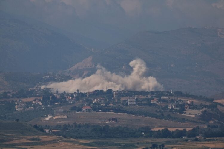Καπνός υψώνεται μετά από ισραηλινό πλήγμα στον νότιο Λίβανο, τη Δευτέρα 1 Ιουνίου 2026, όπως φαίνεται από την ισραηλινή πλευρά των συνόρων στην Άνω Γαλιλαία, στο βόρειο Ισραήλ (φωτ.:  EPA/ATEF SAFADI)