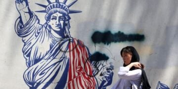 Μια Ιρανή περνάει μπροστά από μια αντιαμερικανική τοιχογραφία δίπλα στην πρώην πρεσβεία των ΗΠΑ στην Τεχεράνη (φωτ.: EPA/ ABEDIN TAHERKENAREH)