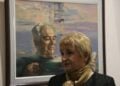 Η Λαρίσα Τζαρτή μπροστά στον πίνακα του Πατρίτσα που φιλοτέχνησε η ίδια (πηγή: Σύλλογος Ελλήνων Μόσχας)