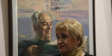 Η Λαρίσα Τζαρτή μπροστά στον πίνακα του Πατρίτσα που φιλοτέχνησε η ίδια (πηγή: Σύλλογος Ελλήνων Μόσχας)