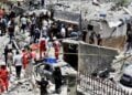 Λιβανέζοι διασώστες και πολίτες στο σημείο ισραηλινού αεροπορικού πλήγματος στην πόλη Καναρίτ, στην περιοχή της Σιδώνας του νοτίου Λιβάνου (φωτ.: EPA/STRINGER)