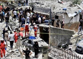 Λιβανέζοι διασώστες και πολίτες στο σημείο ισραηλινού αεροπορικού πλήγματος στην πόλη Καναρίτ, στην περιοχή της Σιδώνας του νοτίου Λιβάνου (φωτ.: EPA/STRINGER)