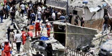 Λιβανέζοι διασώστες και πολίτες στο σημείο ισραηλινού αεροπορικού πλήγματος στην πόλη Καναρίτ, στην περιοχή της Σιδώνας του νοτίου Λιβάνου (φωτ.: EPA/STRINGER)