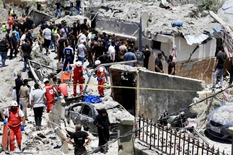 Λιβανέζοι διασώστες και πολίτες στο σημείο ισραηλινού αεροπορικού πλήγματος στην πόλη Καναρίτ, στην περιοχή της Σιδώνας του νοτίου Λιβάνου (φωτ.: EPA/STRINGER)