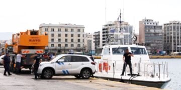 Εικόνα από το σημείο όπου έπεσε το ταξί, στο λιμάνι του Πειραιά στη θαλάσσια περιοχή της Πύλης Ε4      (φωτ.: Δανάη Δαυλοπούλου/ EUROKINISSI)