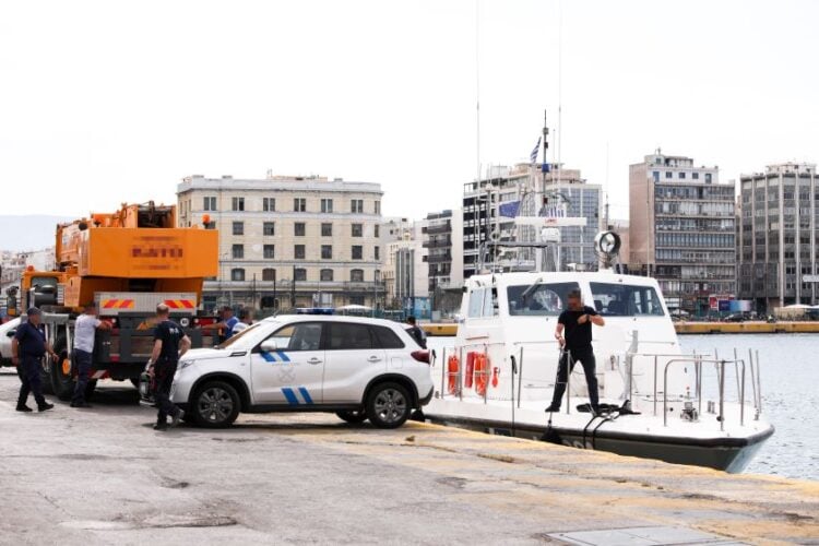 Εικόνα από το σημείο όπου έπεσε το ταξί, στο λιμάνι του Πειραιά στη θαλάσσια περιοχή της Πύλης Ε4      (φωτ.: Δανάη Δαυλοπούλου/ EUROKINISSI)