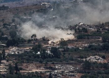 Ισραηλινό άρμα μάχης πραγματοποιεί ελιγμούς καθώς αυτοκινητοπομπή της Προσωρινής Δύναμης των Ηνωμένων Εθνών στον Λίβανο (UNIFIL) κινείται ανάμεσα σε κατεστραμμένα σπίτια στο χωριό Μέις Ελ Τζαμπάλ του νοτίου Λιβάνου, όπως φαίνεται από την ισραηλινή πλευρά των συνόρων στην Άνω Γαλιλαία (φωτ.: EPA/ATEF SAFADI)