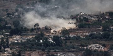 Ισραηλινό άρμα μάχης πραγματοποιεί ελιγμούς καθώς αυτοκινητοπομπή της Προσωρινής Δύναμης των Ηνωμένων Εθνών στον Λίβανο (UNIFIL) κινείται ανάμεσα σε κατεστραμμένα σπίτια στο χωριό Μέις Ελ Τζαμπάλ του νοτίου Λιβάνου, όπως φαίνεται από την ισραηλινή πλευρά των συνόρων στην Άνω Γαλιλαία (φωτ.: EPA/ATEF SAFADI)