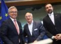 Ο Ευρωπαίος Επίτροπος Εσωτερικών Υποθέσεων και Μετανάστευσης Μάγκνους Μπρούνερ (αρ.), ο πρόεδρος της Επιτροπής Πολιτικών Ελευθεριών, Δικαιοσύνης και Εσωτερικών Υποθέσεων του Ευρωπαϊκού Κοινοβουλίου Χαβιέρ Θαρθαλέχος, και ο υφυπουργός Μετανάστευσης και Διεθνούς Προστασίας της Κύπρου Νικόλαος Ιωαννίδης σε ακρόαση στο Ευρωπαϊκό Κοινοβούλιο στις Βρυξέλλες (φωτ.: EPA/OLIVIER HOSLET)
