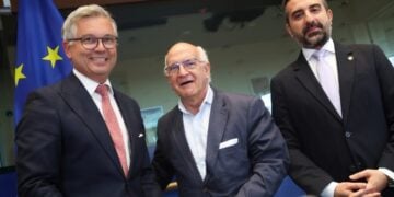 Ο Ευρωπαίος Επίτροπος Εσωτερικών Υποθέσεων και Μετανάστευσης Μάγκνους Μπρούνερ (αρ.), ο πρόεδρος της Επιτροπής Πολιτικών Ελευθεριών, Δικαιοσύνης και Εσωτερικών Υποθέσεων του Ευρωπαϊκού Κοινοβουλίου Χαβιέρ Θαρθαλέχος, και ο υφυπουργός Μετανάστευσης και Διεθνούς Προστασίας της Κύπρου Νικόλαος Ιωαννίδης σε ακρόαση στο Ευρωπαϊκό Κοινοβούλιο στις Βρυξέλλες (φωτ.: EPA/OLIVIER HOSLET)