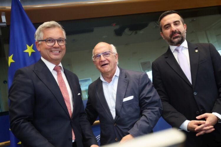 Ο Ευρωπαίος Επίτροπος Εσωτερικών Υποθέσεων και Μετανάστευσης Μάγκνους Μπρούνερ (αρ.), ο πρόεδρος της Επιτροπής Πολιτικών Ελευθεριών, Δικαιοσύνης και Εσωτερικών Υποθέσεων του Ευρωπαϊκού Κοινοβουλίου Χαβιέρ Θαρθαλέχος, και ο υφυπουργός Μετανάστευσης και Διεθνούς Προστασίας της Κύπρου Νικόλαος Ιωαννίδης σε ακρόαση στο Ευρωπαϊκό Κοινοβούλιο στις Βρυξέλλες (φωτ.: EPA/OLIVIER HOSLET)