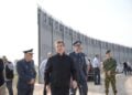 Ο υπουργός Προστασίας του Πολίτη Μιχάλης Χρυσοχοΐδης, πραγματοποιεί αυτοψία στην πορεία των οχυρωματικών έργων στην περιοχή του Έβρου (φωτ.: ΑΠΕ-ΜΠΕ/Δημήτρης Αλεξούδης)