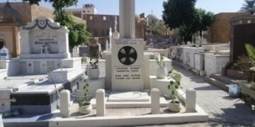 Το μνημείο στο Ελληνορθόδοξο Κοιμητήριο της Ιεράς Μονής Αγίου Γεωργίου στο Παλαιό Κάιρο, της Αραβικής Δημοκρατίας της Αιγύπτου (φωτ.: haf.gr)