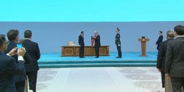 Εικόνα από την επίσκεψη του Κύπριου προέδρου Νίκου Χριστοδουλίδη στο Καζακστάν και την τιμητική διάκριση που του απονεμήθηκε στην Αστάνα (πηγή: youtube.com/euronews)