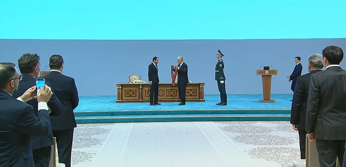 Εικόνα από την επίσκεψη του Κύπριου προέδρου Νίκου Χριστοδουλίδη στο Καζακστάν και την τιμητική διάκριση που του απονεμήθηκε στην Αστάνα (πηγή: youtube.com/euronews)